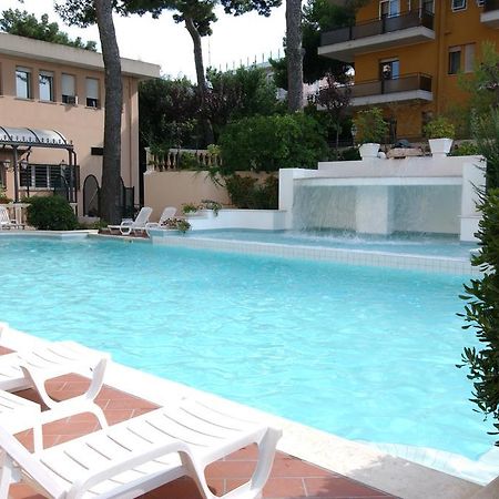 Hotel Milano Helvetia - In Centro Con Piscina Риччоне Экстерьер фото