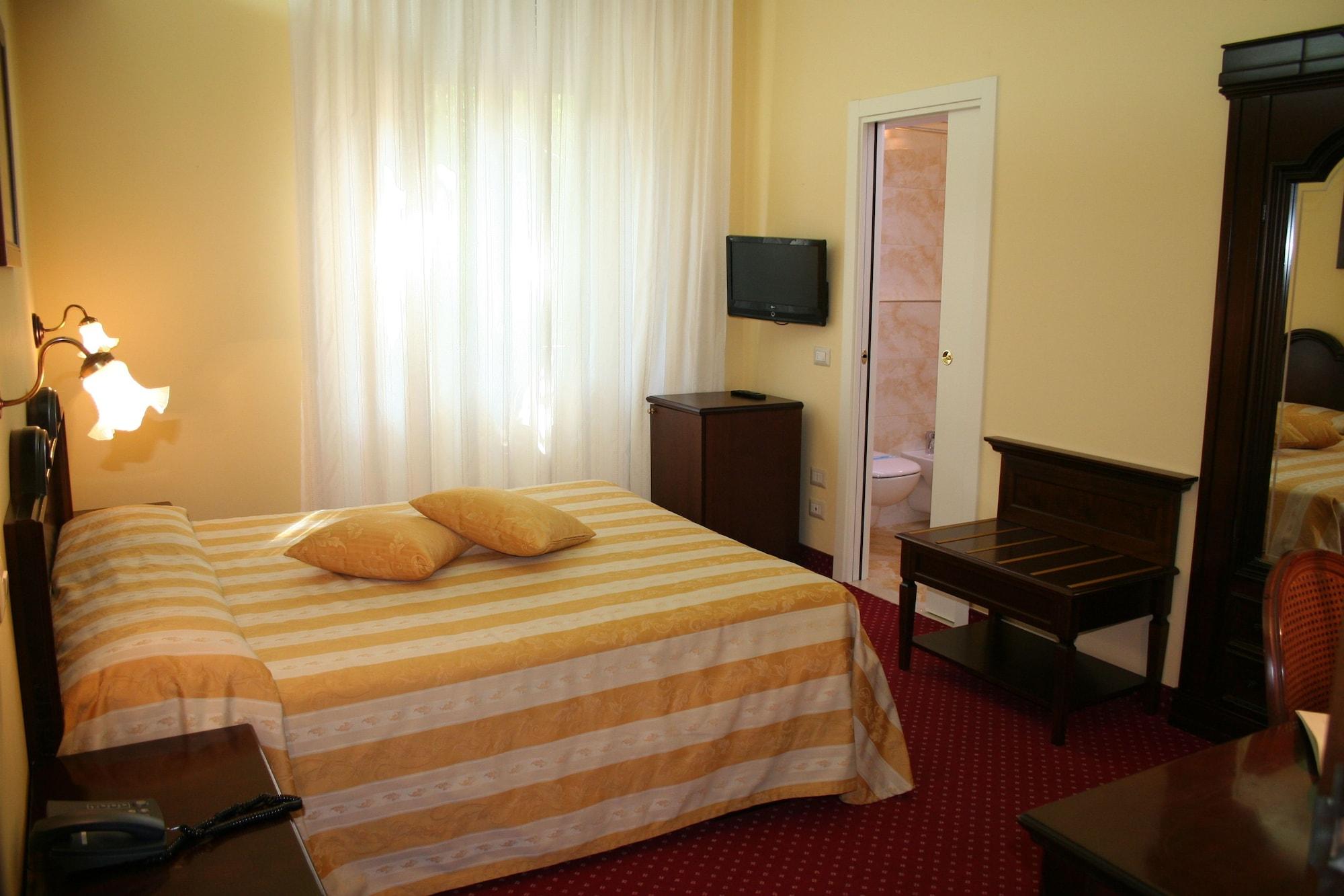 Hotel Milano Helvetia - In Centro Con Piscina Риччоне Экстерьер фото