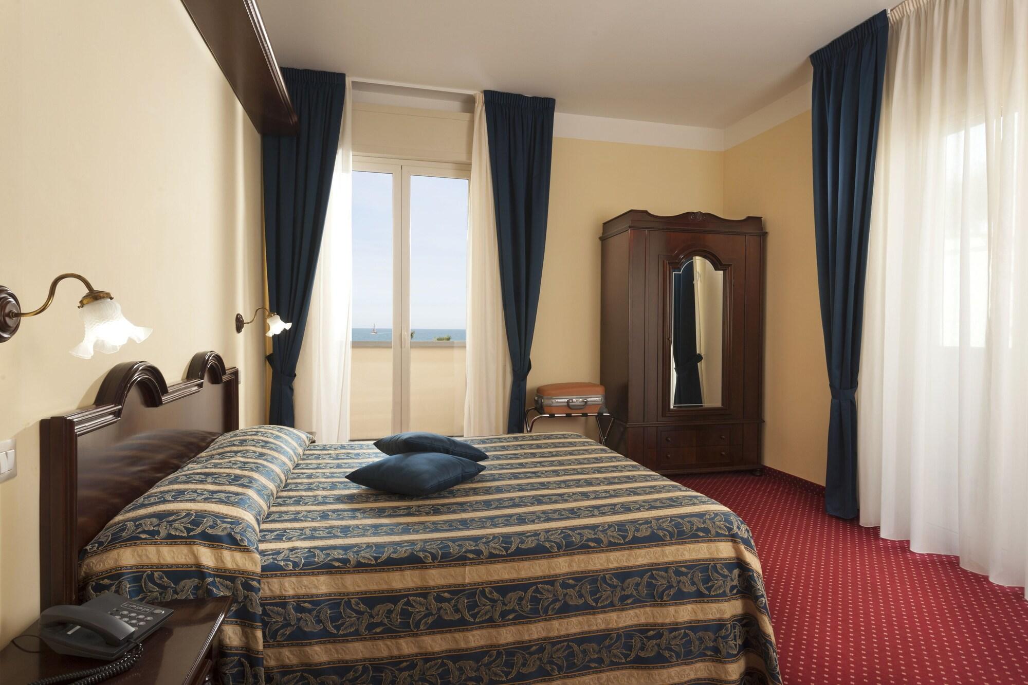 Hotel Milano Helvetia - In Centro Con Piscina Риччоне Экстерьер фото