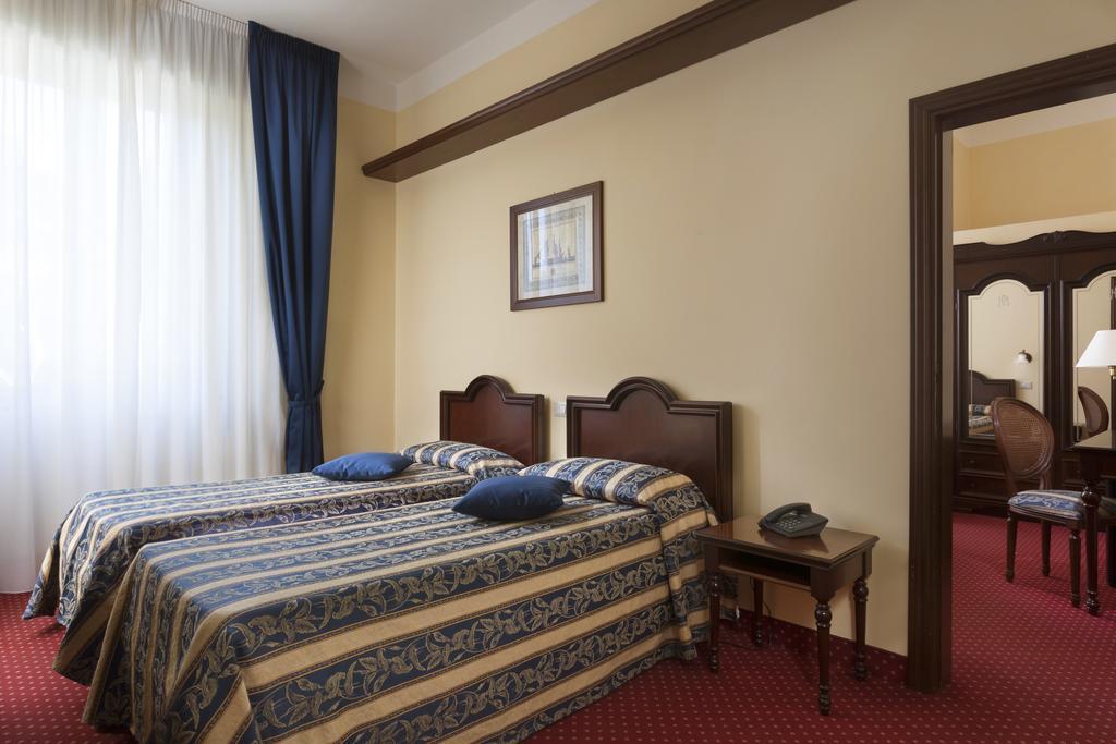 Hotel Milano Helvetia - In Centro Con Piscina Риччоне Экстерьер фото