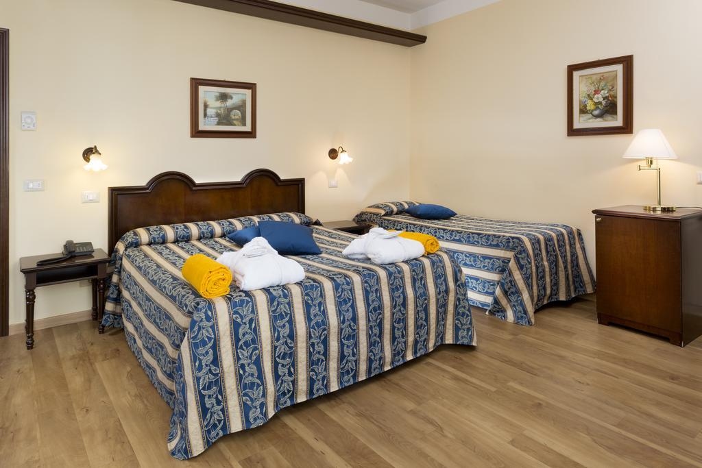 Hotel Milano Helvetia - In Centro Con Piscina Риччоне Экстерьер фото