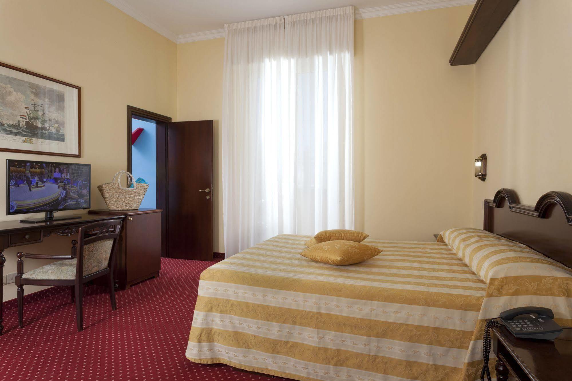 Hotel Milano Helvetia - In Centro Con Piscina Риччоне Экстерьер фото