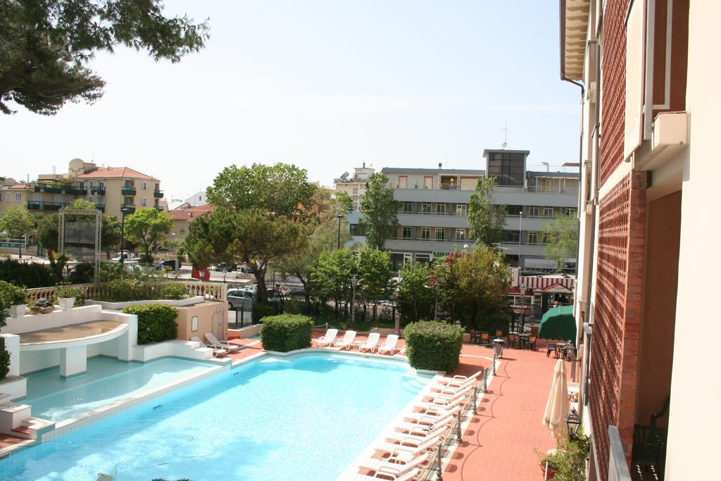 Hotel Milano Helvetia - In Centro Con Piscina Риччоне Экстерьер фото